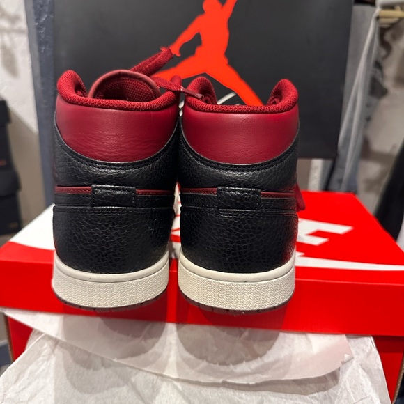 Jordan 1s Team Red Mid size 8.5 men’s - Picture 2 of 7